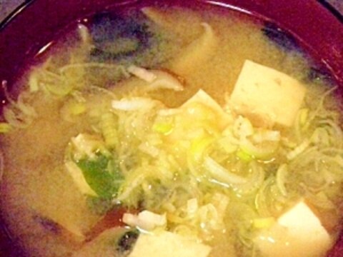 豆腐と椎茸とワカメのお味噌汁
